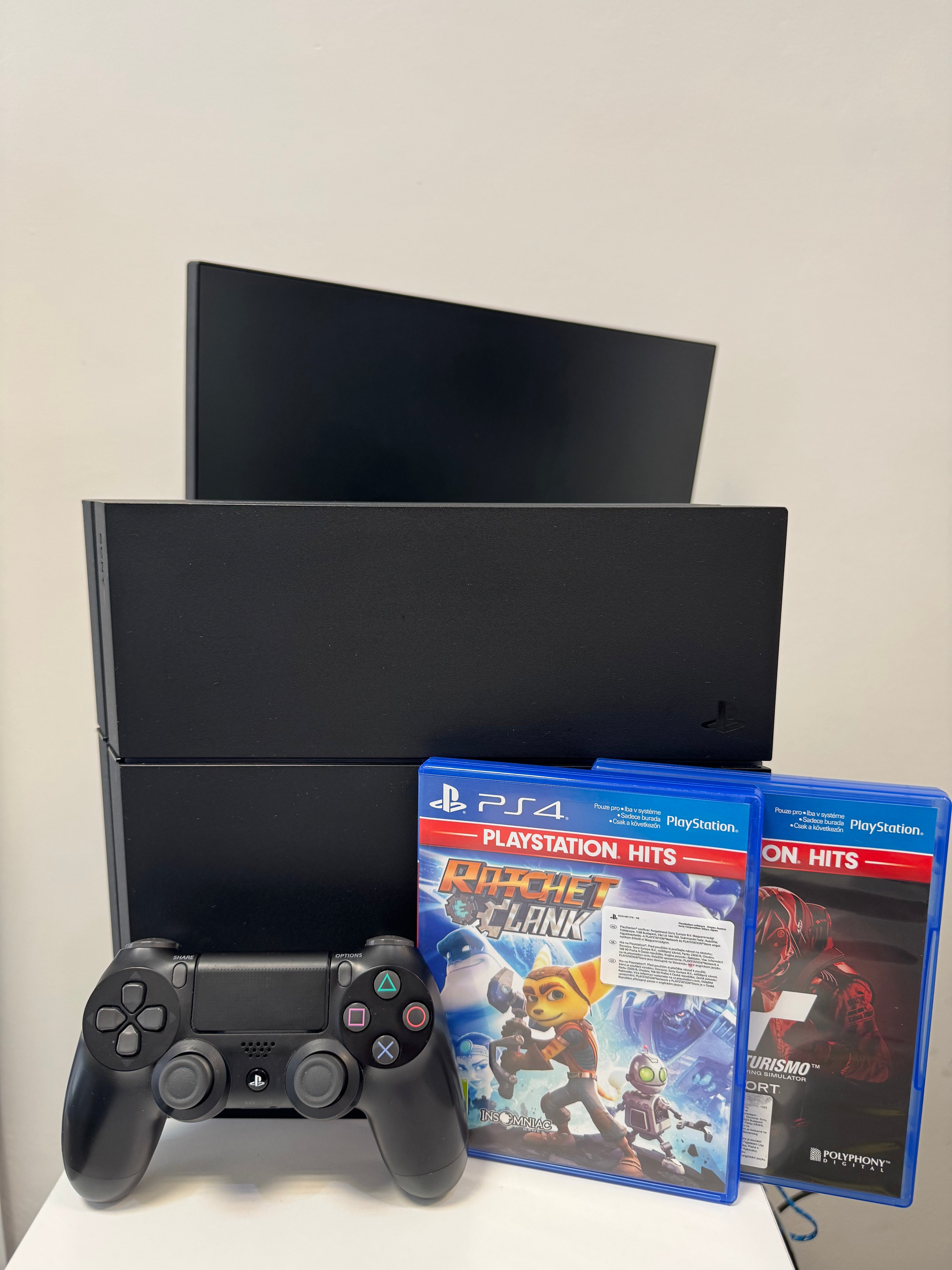 PlayStation 4 500GB BAZÁR + 2 hry (Ratchet & Clank a Gran Turismo Sport)