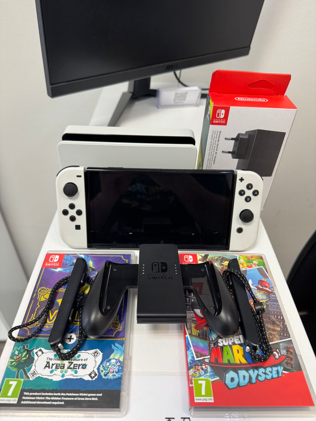 Nintendo Switch - OLED Biela BAZÁR + 2 hry (Super Mário Odyssey+ Pokémon Violet)
