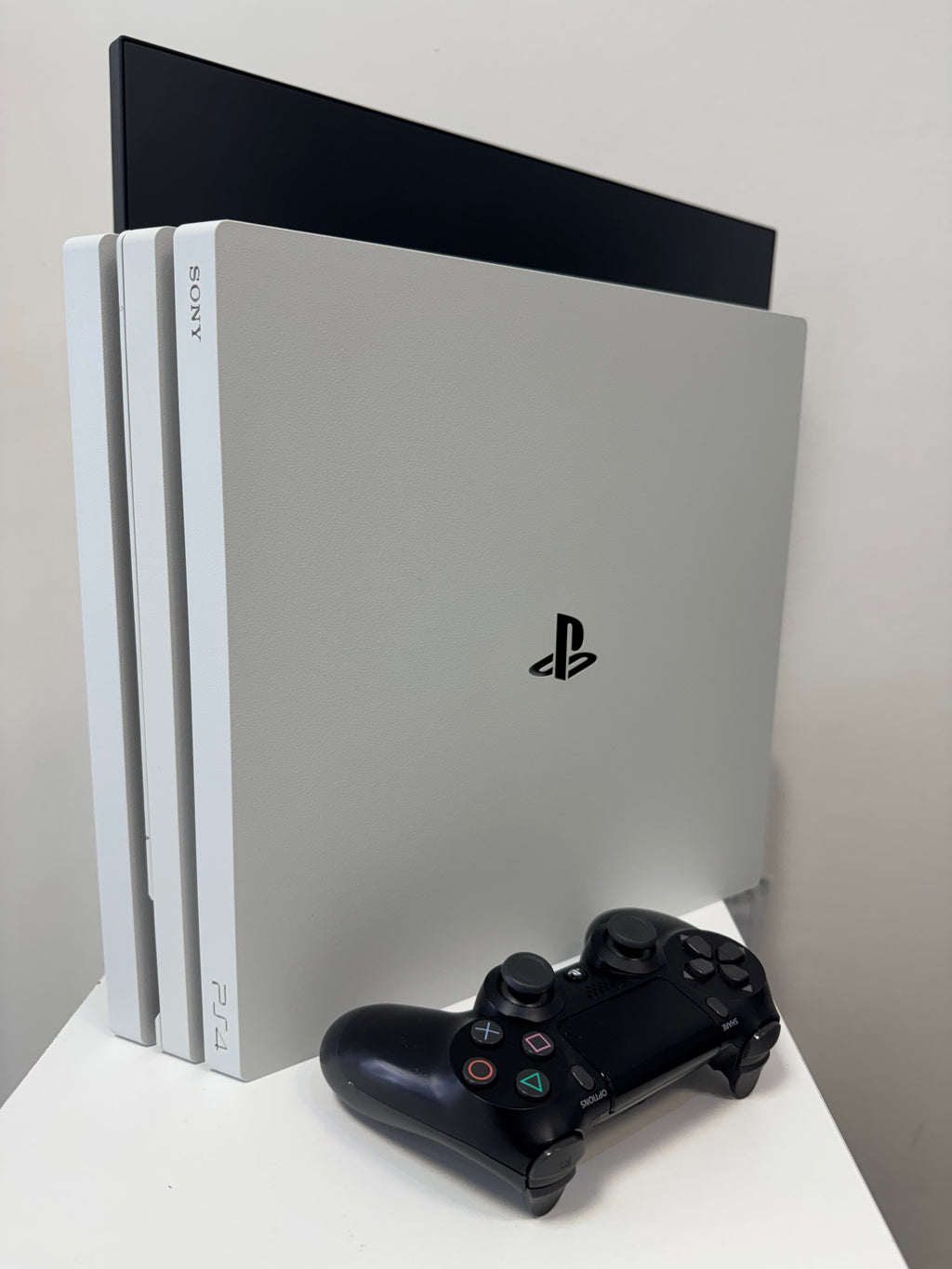 Playstation 4 pro 1TB white