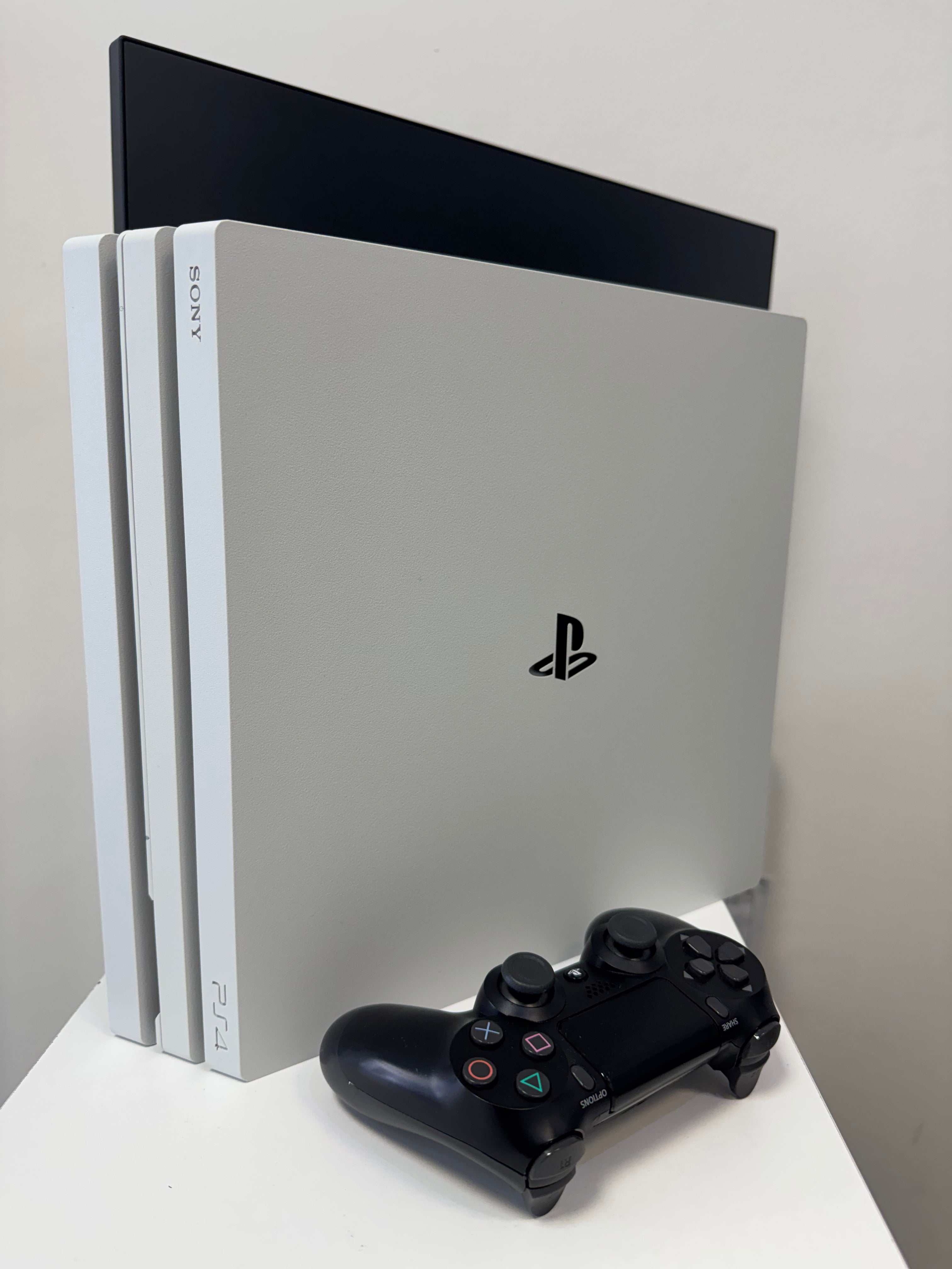 Playstation 4 pro 1TB white